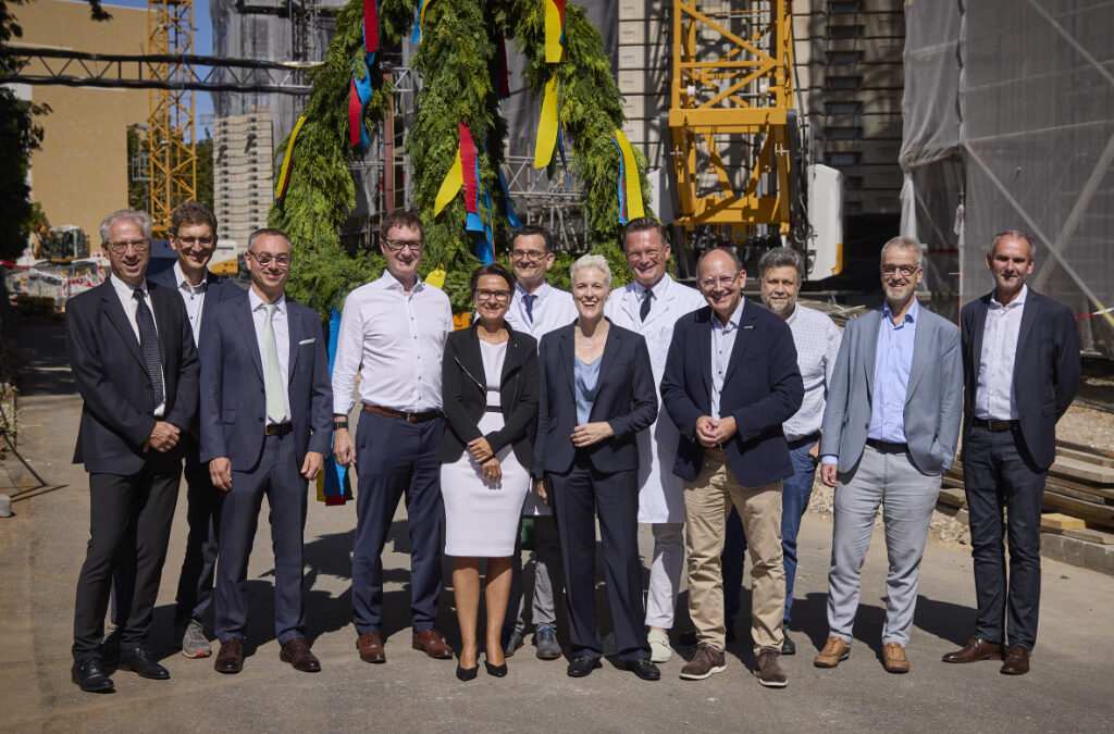 Gruppenfoto beim Richtfest an der UMM